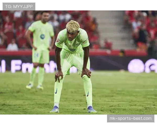 亚马尔的战术角色与成长挑战如何被巴萨团队困境放大